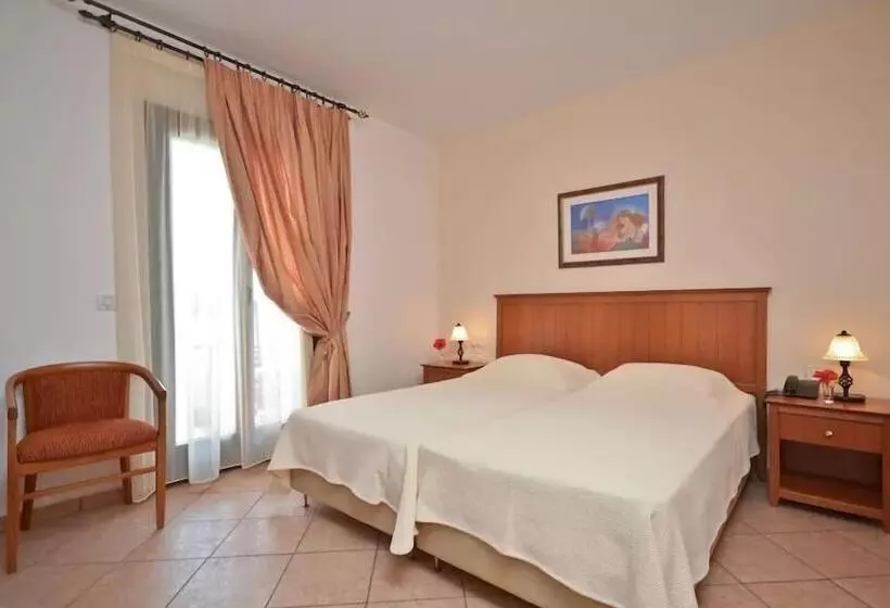 اتاق استاندارد با چشم‌انداز استخر, Naxos Resort Beach Hotel