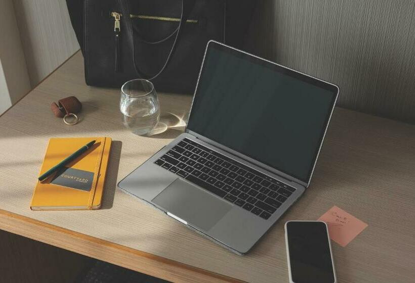 带大床的标准间, Courtyard By Marriott London City Airport