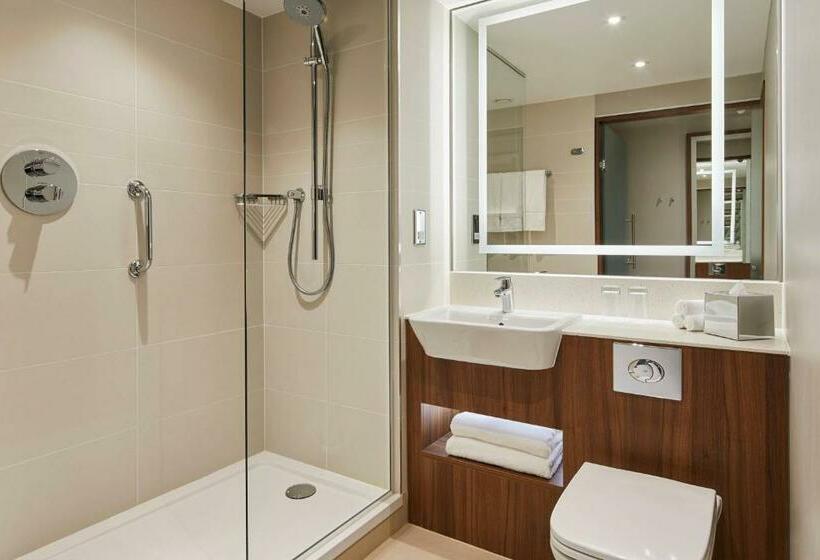 带大床的标准间, Courtyard By Marriott London City Airport