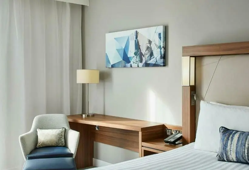 اتاق استاندارد با تخت بزرگ, Courtyard By Marriott London City Airport