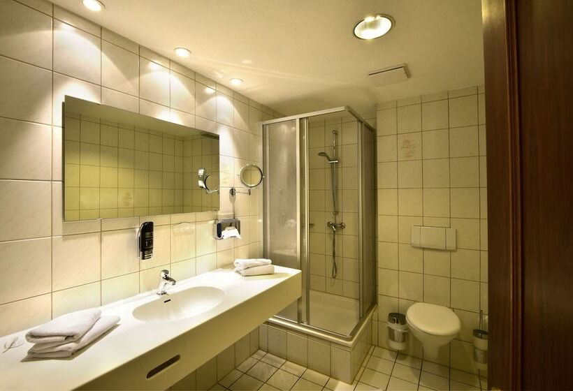 标准单人间, Alexandra