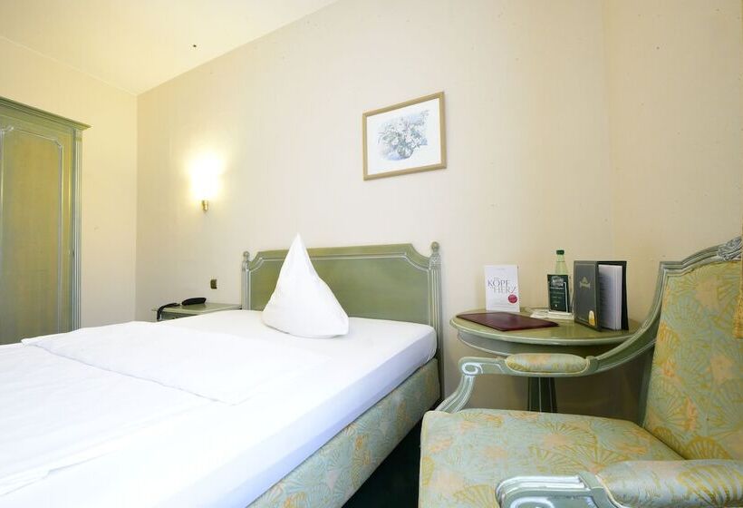 标准单人间, Alexandra