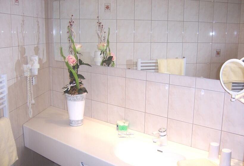 标准间, Alexandra