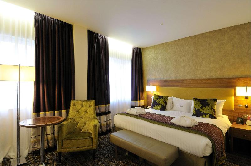 מיטת קינג בסוויטה, Baymont By Wyndham Fort Myers Airport