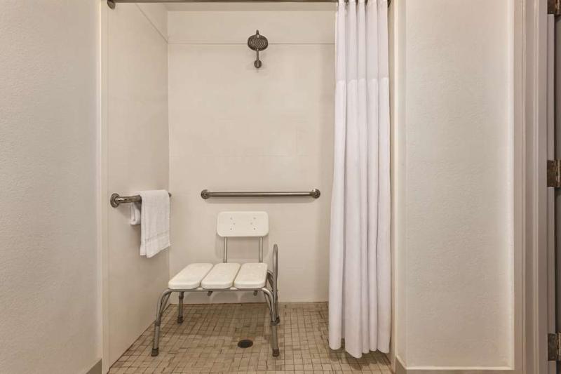 Номер Стандарт Кровать Кинг Адаптированный для Инвалидов, Country Inn & Suites By Radisson, Beaufort West, Sc