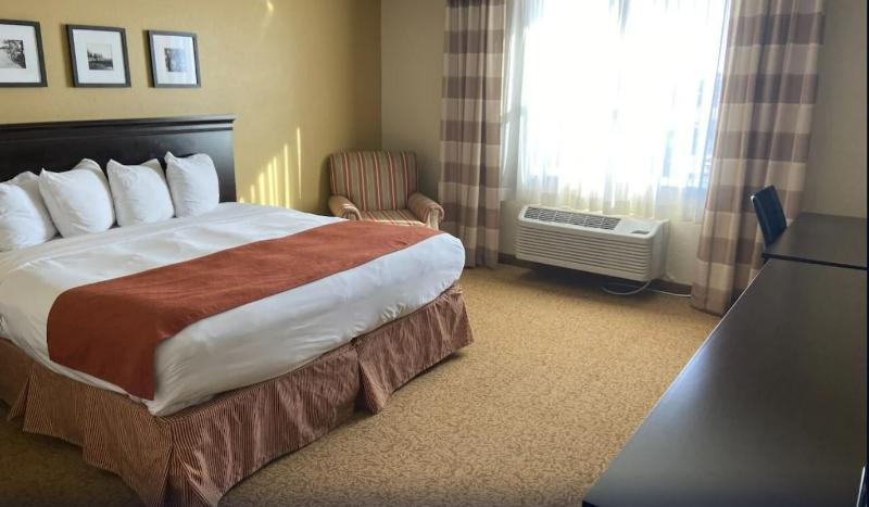 Номер Стандарт Кровать Кинг Адаптированный для Инвалидов, Country Inn & Suites By Radisson, Dundee, Mi