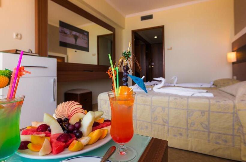 Трехместный Номер Стандарт Боковой Вид на Море, Derici