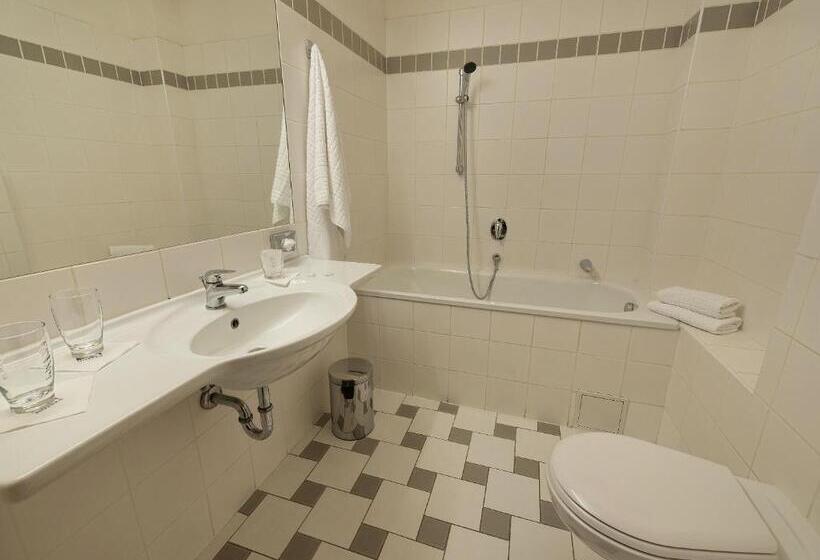 标准三人间, Ea Hotel Populus