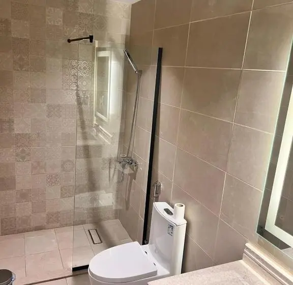キングサイズベッドのデラックスルーム, Amwaj Alshatie Furnished Units