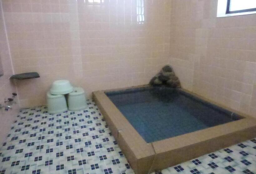 اتاق استاندارد سه تخته با سرویس بهداشتی مشترک, Tobei