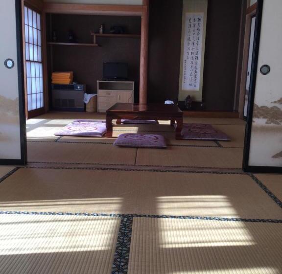 اتاق خانوادگی با سرویس بهداشتی مشترک, Tobei