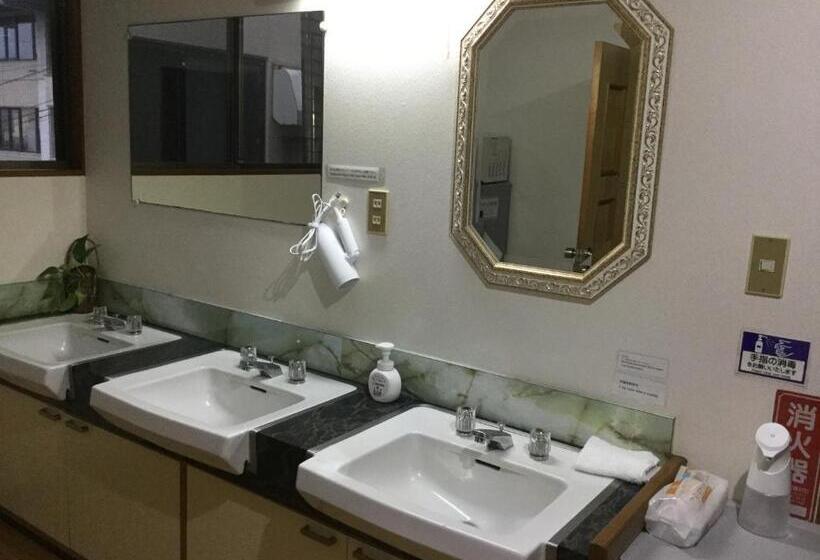 اتاق خانوادگی با سرویس بهداشتی مشترک, Tobei