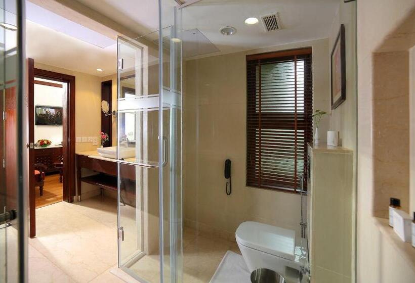 کابین, The Raviz Kadavu, Kozhikode