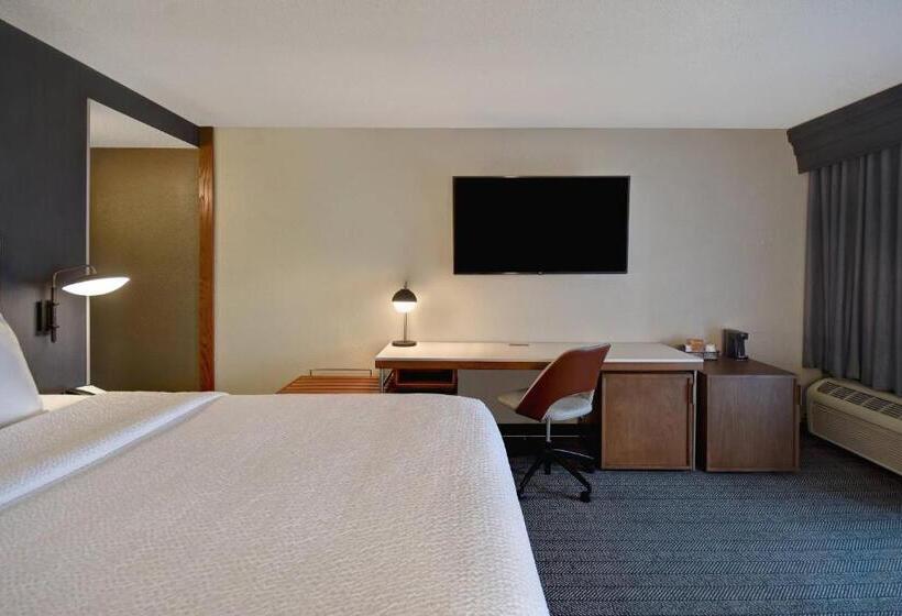 חדר סטנדרט עם מיטת קינג, Courtyard By Marriott Cincinnati Airport