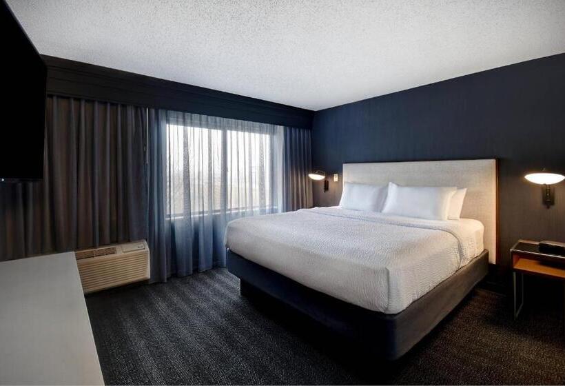 מיטת קינג בסוויטה, Courtyard By Marriott Cincinnati Airport