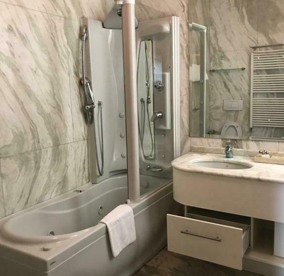 اتاق لوکس با چشم‌انداز, Foscari Palace