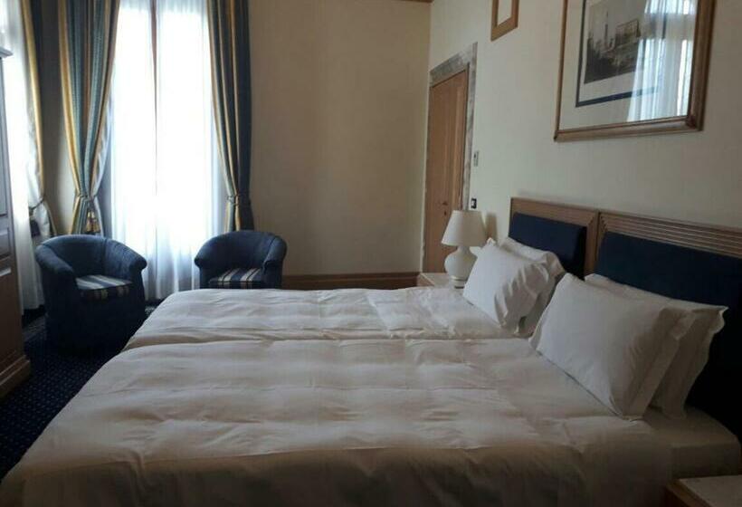 اتاق لوکس با چشم‌انداز, Foscari Palace