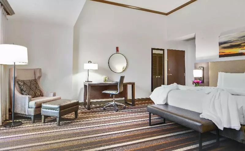 سوئیت جونیور با تخت بزرگ, Hilton Dallas/park Cities