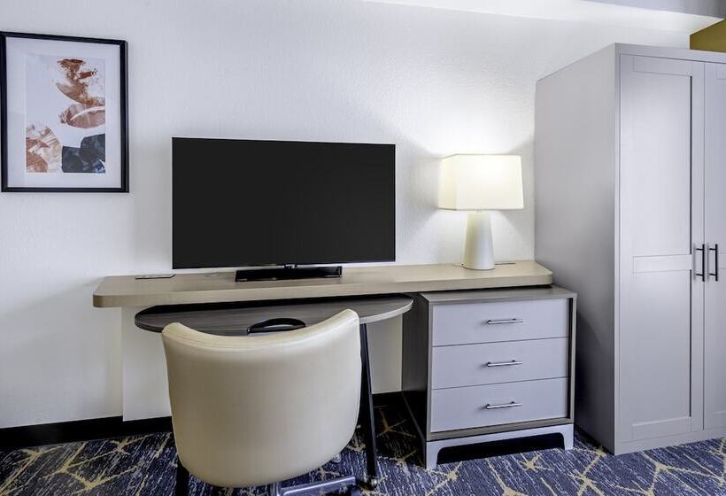 جناح, Holiday Inn & Suites Wausau Rothschild, An Ihg