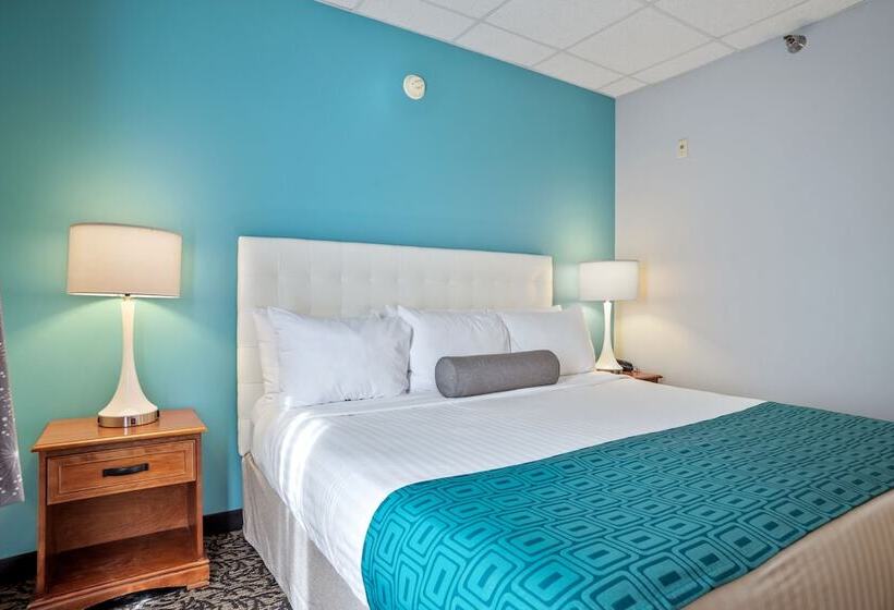 מיטת קינג בסוויטה, Elevation Inn & Suites, Trademark Collection By Wyndham