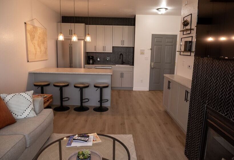 جناح, Delavan Lake Resort