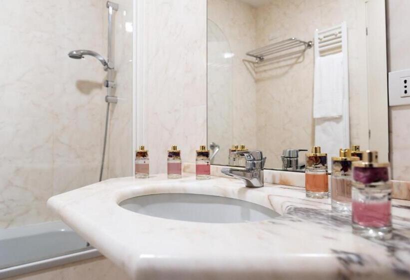 수피리어 룸, Finis Africae