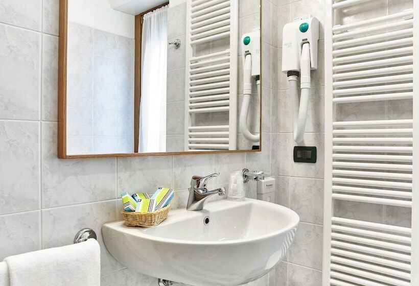 غرفة قياسية ثلاثية, Ristorante Costa