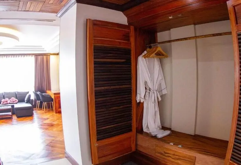 エクゼクティブスイート, Kampong Thom Palace