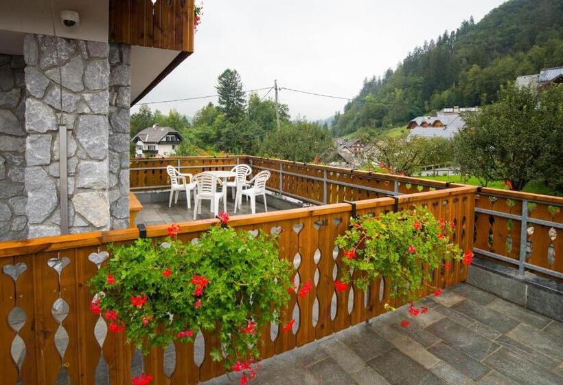 اتاق خانوادگی, Pr Anzl