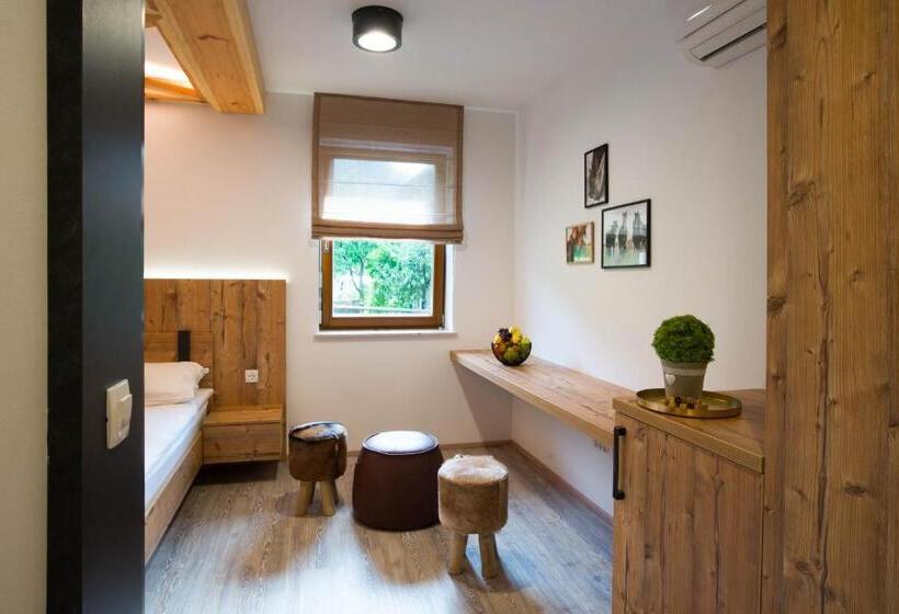 اتاق خانوادگی, Pr Anzl