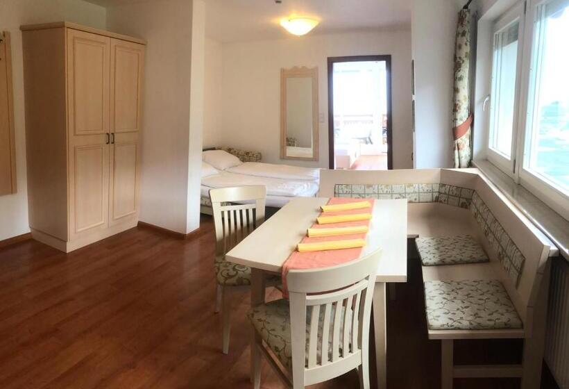 침실 1개 발코니 아파트, Appartement Tschivon