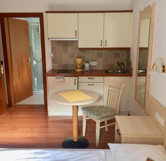 침실 1개 발코니 아파트, Appartement Tschivon