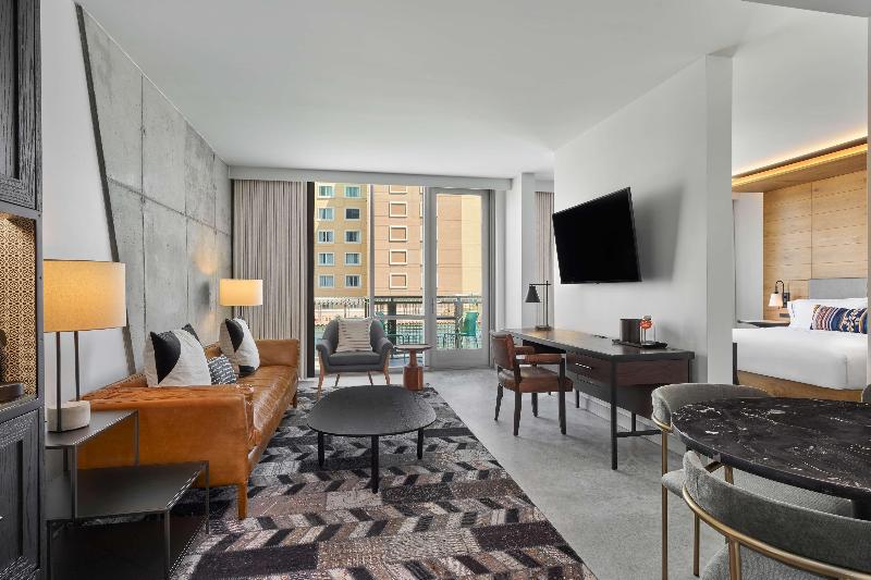 Büyük Çift Kişilik Yataklı Standart Oda, Canopy By Hilton San Antonio Riverwalk