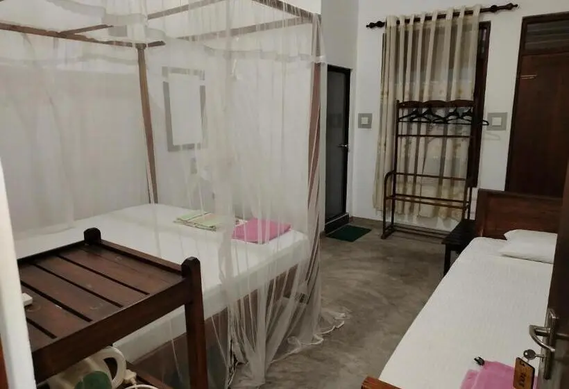 اتاق استاندارد سه نفره, Crafts Gallery