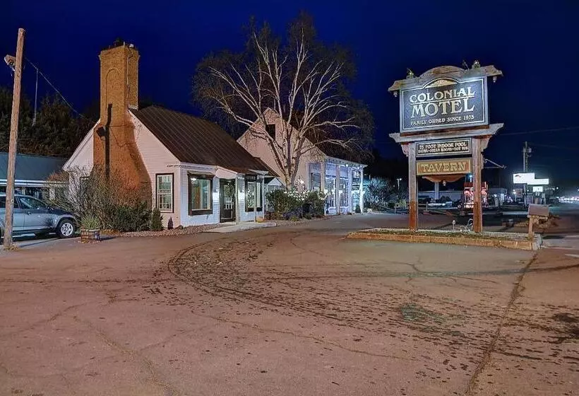 キングサイズベッドのスタンダードルーム, Colonial Motel And Spa