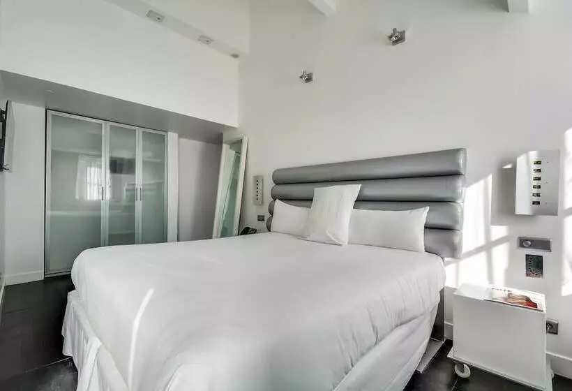 Chambre Supérieure, 1k Paris