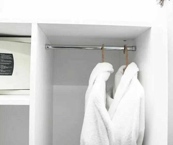 Chambre Supérieure, 1k Paris