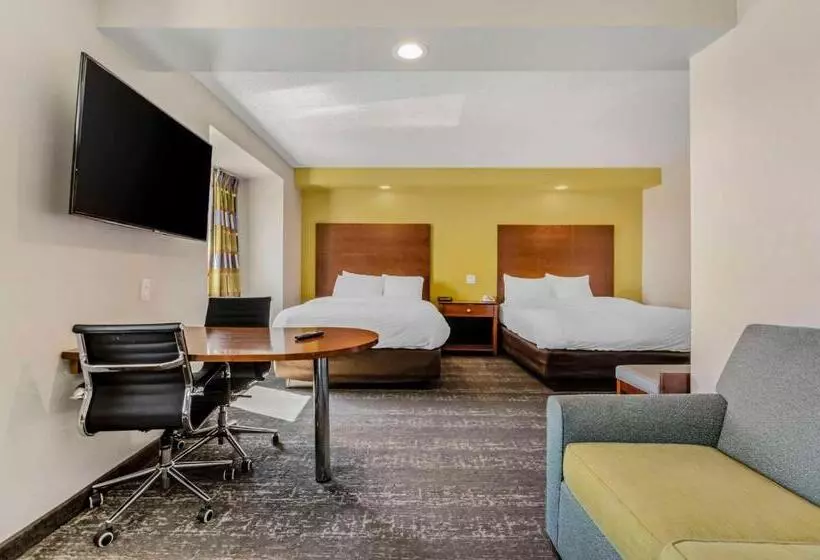 سوئیت با چشمانداز, Clarion Pointe Staunton East