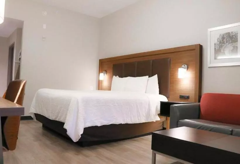 اتاق استاندارد با تخت بزرگ برای معلولان, Days Inn & Suites By Wyndham Fort Myers Near Jetblue Park