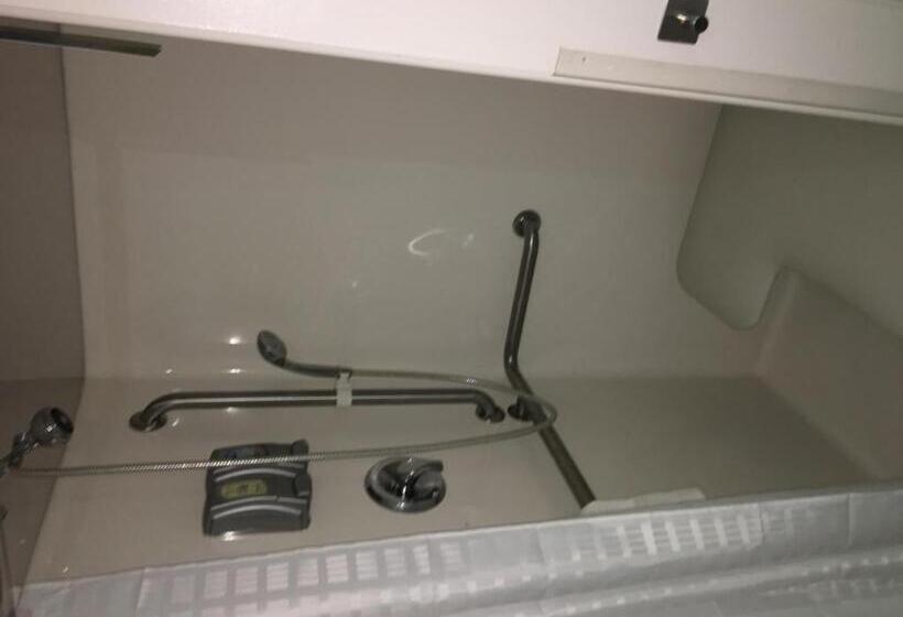 身障者適用キングサイズベッドルーム, Days Inn & Suites By Wyndham Fort Myers Near Jetblue Park