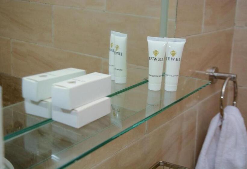 اتاق خانوادگی, Jewel Matrouh