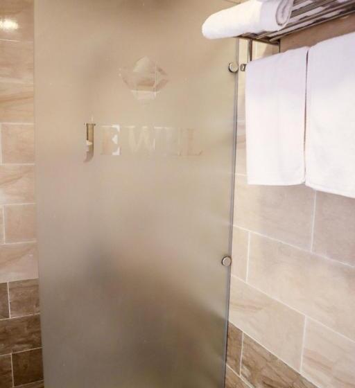 اتاق خانوادگی, Jewel Matrouh