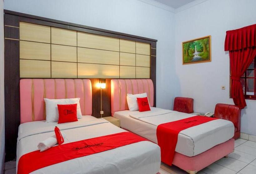 Номер Deluxe, Reddoorz Plus Syariah Near Stasiun Pekalongan 2