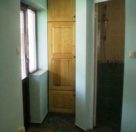 غرفة عائلية, The House Of Petar Levski