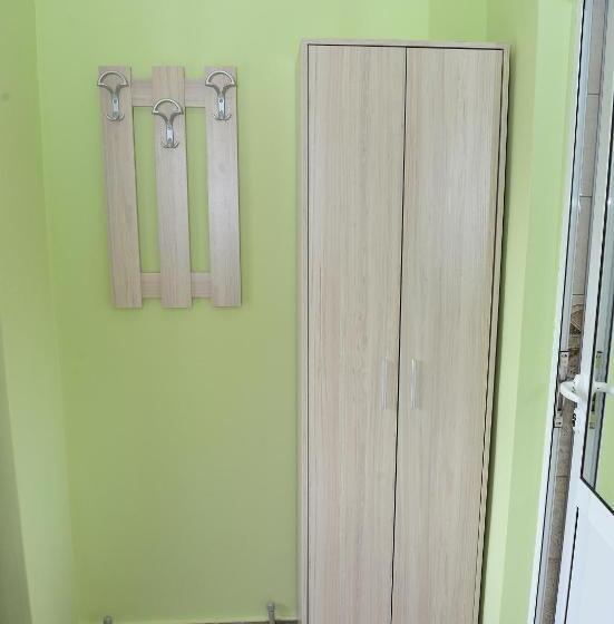 غرفة عائلية, The House Of Petar Levski