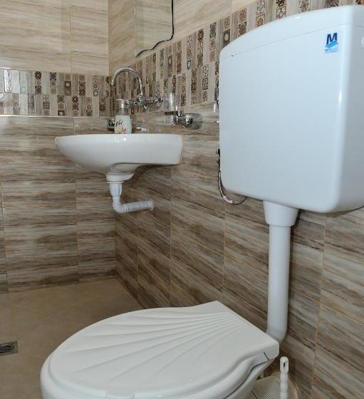 غرفة عائلية, The House Of Petar Levski