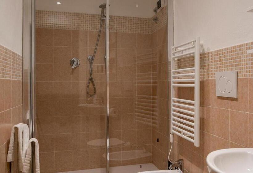 اتاق استاندارد سه نفره, White Lerici