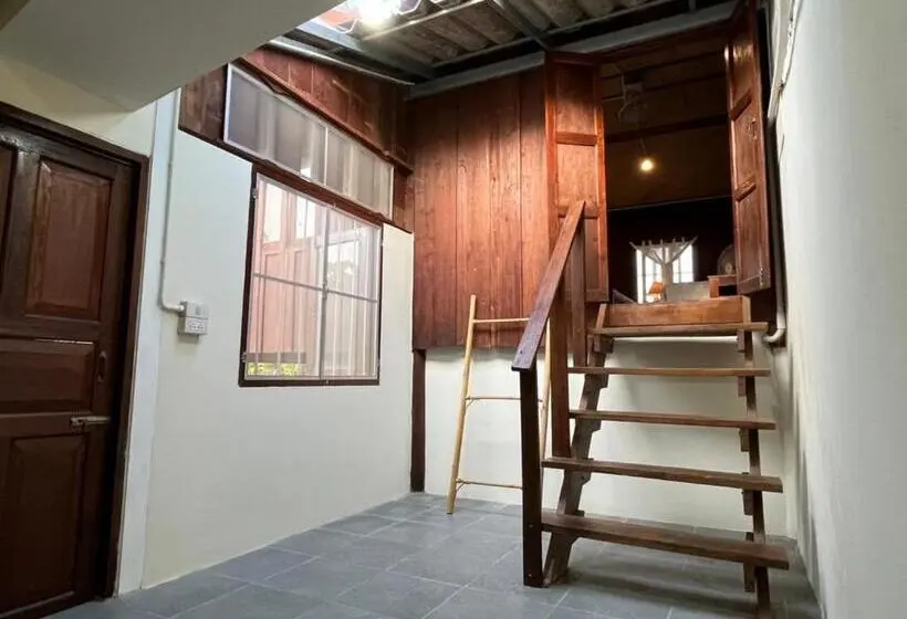 تختخواب در اتاق مشترک, Brown House Chiangdao