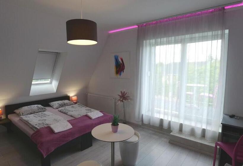 Четырехместный Номер Стандарт с Балконом, Anna Villa Füred Boutique Rooms