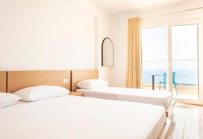 חדר סטנדרט לשלושה עם מרפסת, Arxontiko